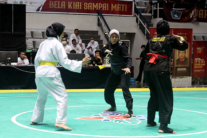 Pendekar silat Pagar Nusa saat bertanding dalam kejuaraan Nasional Keempat Sesi 2 Pagar Nusa di Padepokan Pencak Silat TMII, Jakarta, Minggu (27/3/2022).