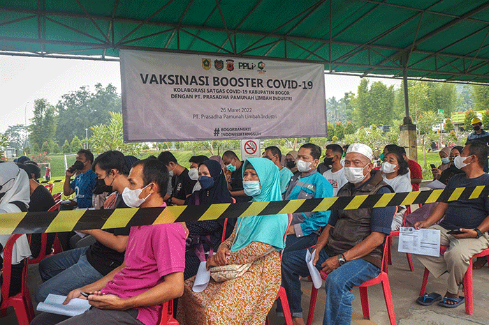 Vaksinator menyuntikan vaksin booster kepada karyawan di Gedung Training Center PPLI, Desa Nambo, Klapanunggal, Bogor, Jawa Barat, Minggu (27/3/2022).