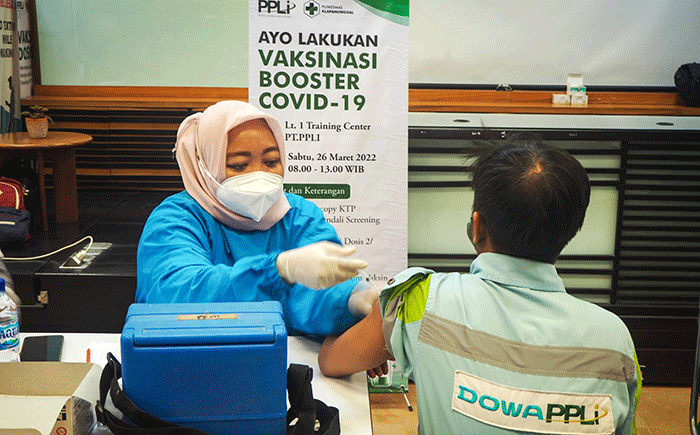 Vaksinator menyuntikan vaksin booster kepada karyawan di Gedung Training Center PPLI, Desa Nambo, Klapanunggal, Bogor, Jawa Barat, Minggu (27/3/2022).