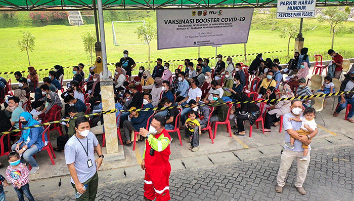 Vaksinator menyuntikan vaksin booster kepada karyawan di Gedung Training Center PPLI, Desa Nambo, Klapanunggal, Bogor, Jawa Barat, Minggu (27/3/2022).