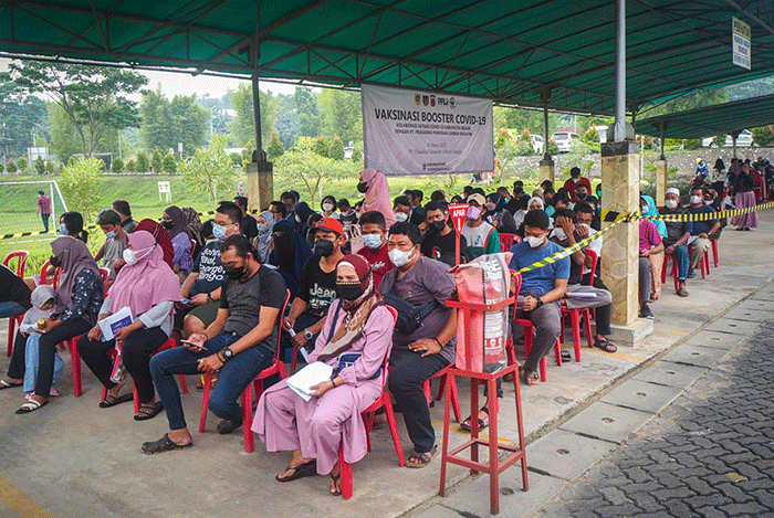 Vaksinator menyuntikan vaksin booster kepada karyawan di Gedung Training Center PPLI, Desa Nambo, Klapanunggal, Bogor, Jawa Barat, Minggu (27/3/2022).