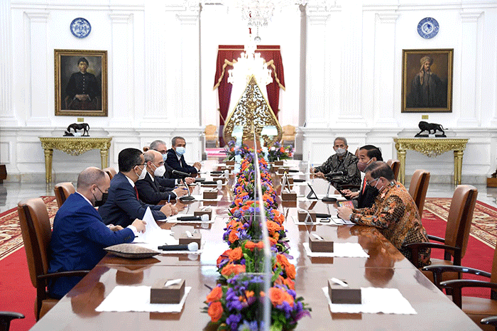 Presiden Joko Widodo menerima kunjungan Presiden Islamic Development Bank (IsDB), Mohammed Al Jasser, bersama delegasi di Istana Merdeka, Jakarta.