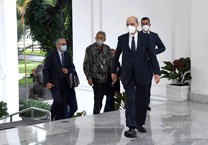 Presiden Joko Widodo menerima kunjungan Presiden Islamic Development Bank (IsDB), Mohammed Al Jasser, bersama delegasi di Istana Merdeka, Jakarta.