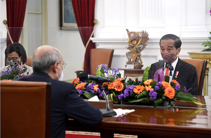 Presiden Joko Widodo menerima kunjungan Presiden Islamic Development Bank (IsDB), Mohammed Al Jasser, bersama delegasi di Istana Merdeka, Jakarta.