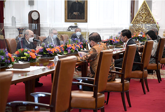 Presiden Joko Widodo menerima kunjungan Presiden Islamic Development Bank (IsDB), Mohammed Al Jasser, bersama delegasi di Istana Merdeka, Jakarta.