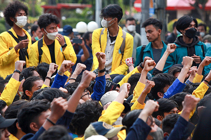 Ratusan mahasiswa yang tergabung dalam Badan Eksekutif Mahasiswa (BEM) Indonesia melakukan aksi unjuk rasa di depan Tugu Reformasi Trisakti.