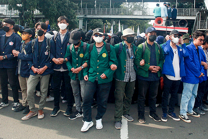 Ratusan mahasiswa yang tergabung dalam Badan Eksekutif Mahasiswa (BEM) Indonesia melakukan aksi unjuk rasa di depan Tugu Reformasi Trisakti.