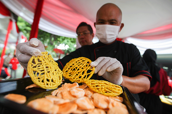 Dalam acara tersebut, chef Handry membuat masakan mulai dari botok, asinan betawi dan sup ikan gurame.