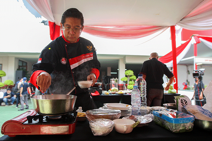 Dalam acara tersebut, chef Handry membuat masakan mulai dari botok, asinan betawi dan sup ikan gurame.