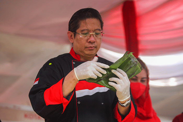 Dalam acara tersebut, chef Handry membuat masakan mulai dari botok, asinan betawi dan sup ikan gurame.