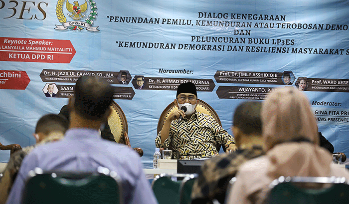 Anggota DPD Jimly Asshiddiqie saat menjadi pembicara dalam dialog kenegaraan di Media Centre kompleks Parlemen, MPR/DPR-DPD.