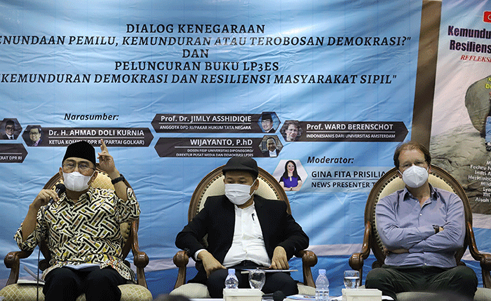 Anggota DPD Jimly Asshiddiqie saat menjadi pembicara dalam dialog kenegaraan di Media Centre kompleks Parlemen, MPR/DPR-DPD.
