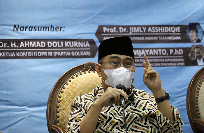 Anggota DPD Jimly Asshiddiqie saat menjadi pembicara dalam dialog kenegaraan di Media Centre kompleks Parlemen, MPR/DPR-DPD.