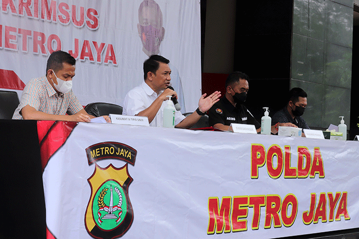 Polisi menunjukkan barang bukti saat pengungkapan kasus Dea Onlyfans di Dit Reskrimum Polda Metro Jaya, Jakarta Selatan, Selasa (29/3/2022).