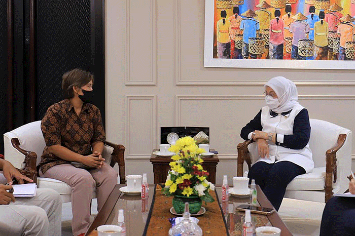 Menaker Ida Fauziyah saat menerima audiensi Ketua Umum Kongres Aliansi Serikat Buruh Indonesia (KASBI) Nining Elitos di Kemnaker.