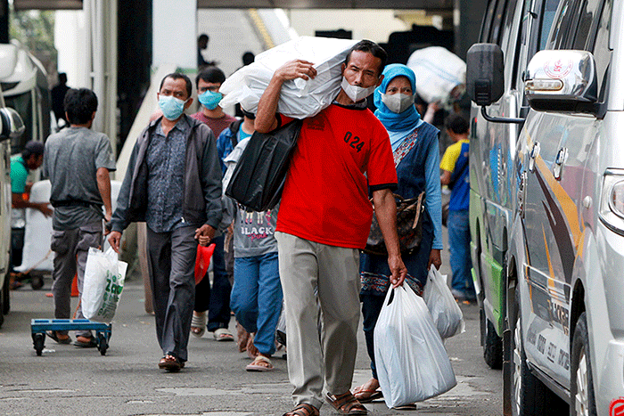Aktivitas pengunjung saat memadati Pasar Tanah Abang, Jakarta, Selasa (29/3/2022).