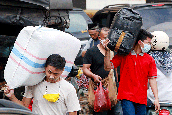 Aktivitas pengunjung saat memadati Pasar Tanah Abang, Jakarta, Selasa (29/3/2022).