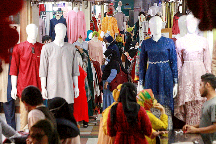 Aktivitas pengunjung saat memadati Pasar Tanah Abang, Jakarta, Selasa (29/3/2022).