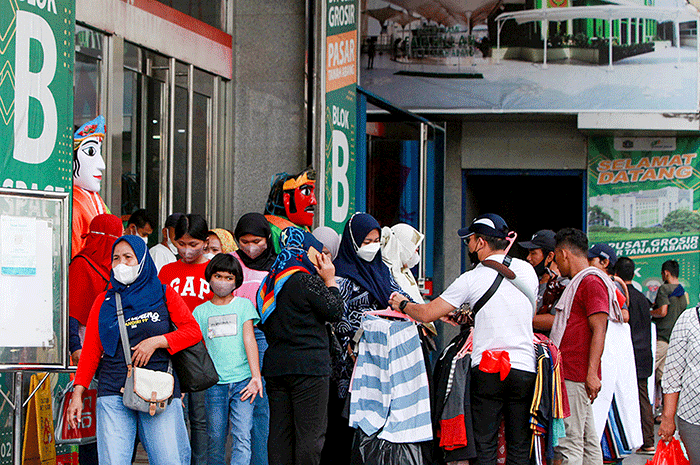 Aktivitas pengunjung saat memadati Pasar Tanah Abang, Jakarta, Selasa (29/3/2022).