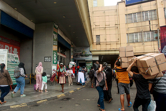 Aktivitas pengunjung saat memadati Pasar Tanah Abang, Jakarta, Selasa (29/3/2022).