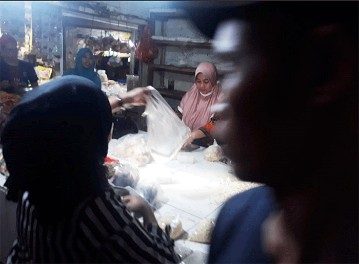 Pedagang melayani pembeli di Pasar Kecapi, Kota Bekasi, Jawa Barat, Selasa (29/3/2022).