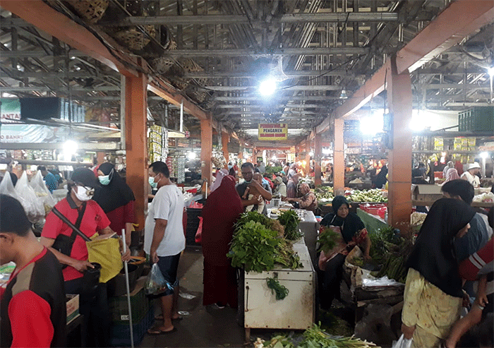 Pedagang melayani pembeli di Pasar Kecapi, Kota Bekasi, Jawa Barat, Selasa (29/3/2022).