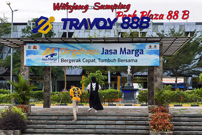Pengendara saat beristirahat di rest area 88, Tol Cipularang, Jawa Barat, Senin. (28/3/2022).