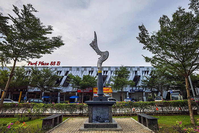 Pengendara saat beristirahat di rest area 88, Tol Cipularang, Jawa Barat, Senin. (28/3/2022).
