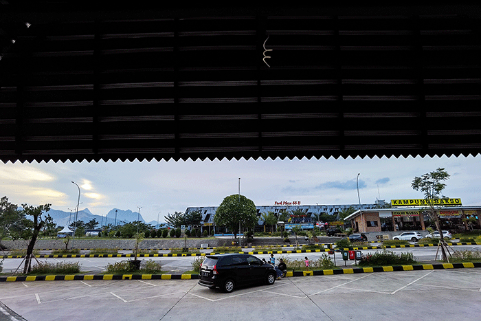 Pengendara saat beristirahat di rest area 88, Tol Cipularang, Jawa Barat, Senin. (28/3/2022).