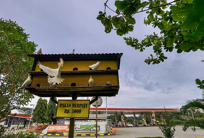 Pengendara saat beristirahat di rest area 88, Tol Cipularang, Jawa Barat, Senin. (28/3/2022).