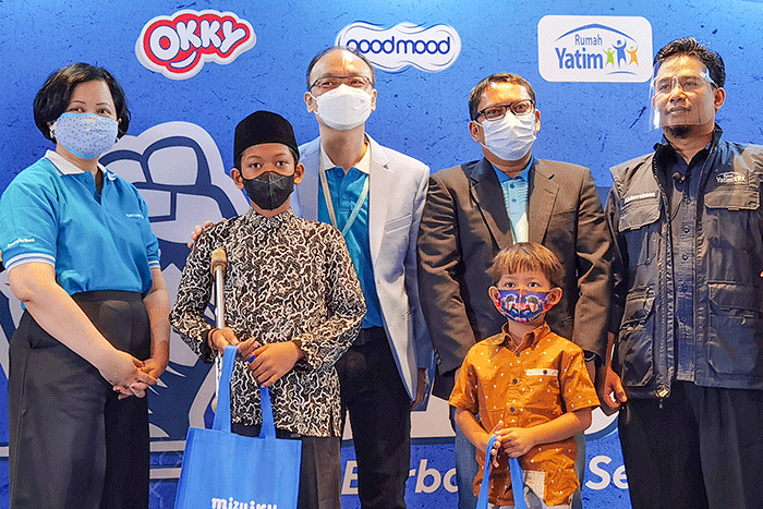 Bantuan dana pendidikan kepada anak-anak binaan rumah yatim di Jakarta, Selasa (29/3/2022).