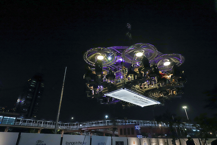Pengunjung menyantap hidangan di Lounge In The Sky, Jakarta, Selasa (29/3/2022).