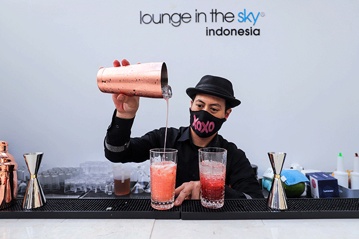 Pengunjung menyantap hidangan di Lounge In The Sky, Jakarta, Selasa (29/3/2022).