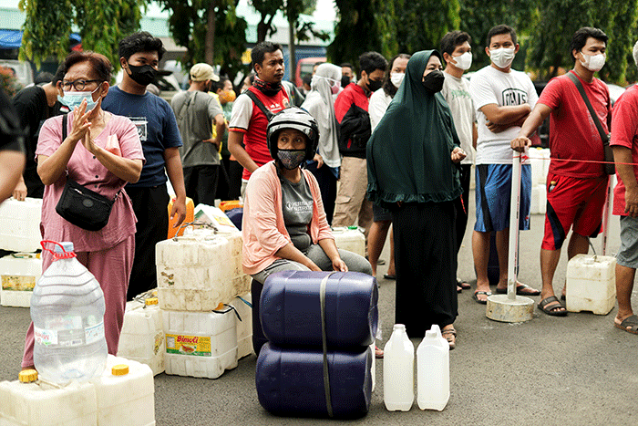 Sejumlah warga mengantre untuk membeli minyak goreng curah murah di Pasar Induk Cipinang, Jakarta Timur, Rabu (30/3/2022).