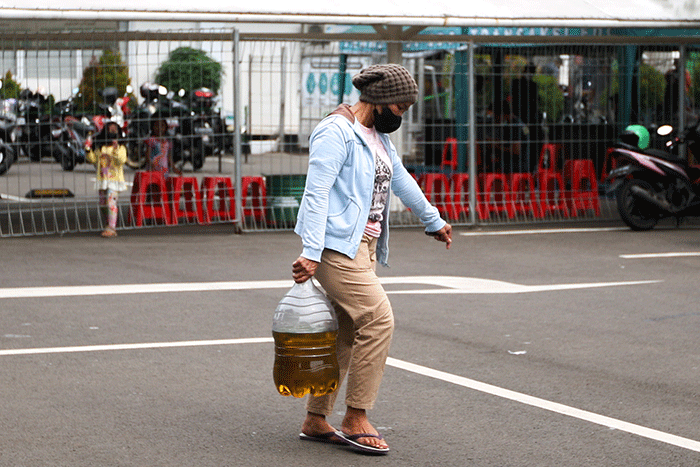 Sejumlah warga mengantre untuk membeli minyak goreng curah murah di Pasar Induk Cipinang, Jakarta Timur, Rabu (30/3/2022).