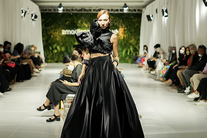 Sejumlah model memperagakan busana koleksi busana 2Madison Avenue bertajuk i’ts time di Studio Intercontinental Pondok Indah, Jakarta, Selasa (29/3/2022).