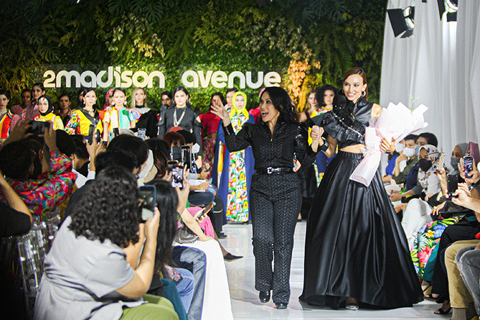 Sejumlah model memperagakan busana koleksi busana 2Madison Avenue bertajuk i’ts time di Studio Intercontinental Pondok Indah, Jakarta, Selasa (29/3/2022).