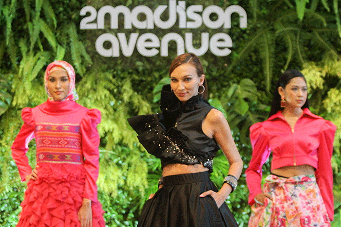 Sejumlah model memperagakan busana koleksi busana 2Madison Avenue bertajuk i’ts time di Studio Intercontinental Pondok Indah, Jakarta, Selasa (29/3/2022).