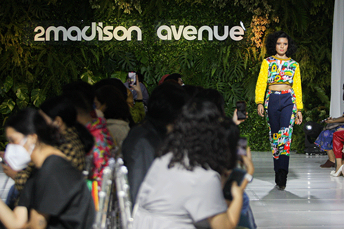 Sejumlah model memperagakan busana koleksi busana 2Madison Avenue bertajuk i’ts time di Studio Intercontinental Pondok Indah, Jakarta, Selasa (29/3/2022).