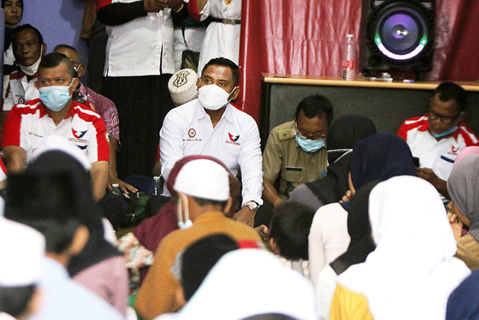 Ketua DPD Partai Perindo Jakarta Utara, Antonius Riyanto Saputro kedua (kiri) memberikan bantuan santunan kepada anak yatim.