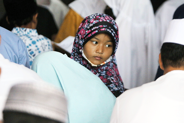 Ketua DPD Partai Perindo Jakarta Utara, Antonius Riyanto Saputro kedua (kiri) memberikan bantuan santunan kepada anak yatim.