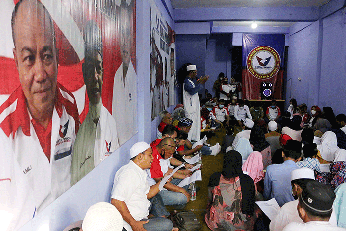 Ketua DPD Partai Perindo Jakarta Utara, Antonius Riyanto Saputro kedua (kiri) memberikan bantuan santunan kepada anak yatim.