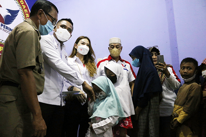 Ketua DPD Partai Perindo Jakarta Utara, Antonius Riyanto Saputro kedua (kiri) memberikan bantuan santunan kepada anak yatim.