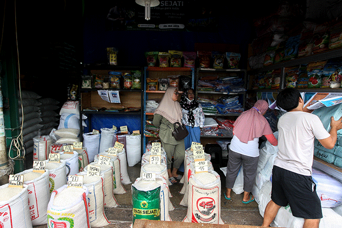 Aktivitas pekerja di Pasar Induk Beras Cipinang, Jakarta Timur, Rabu (30/3/2022).