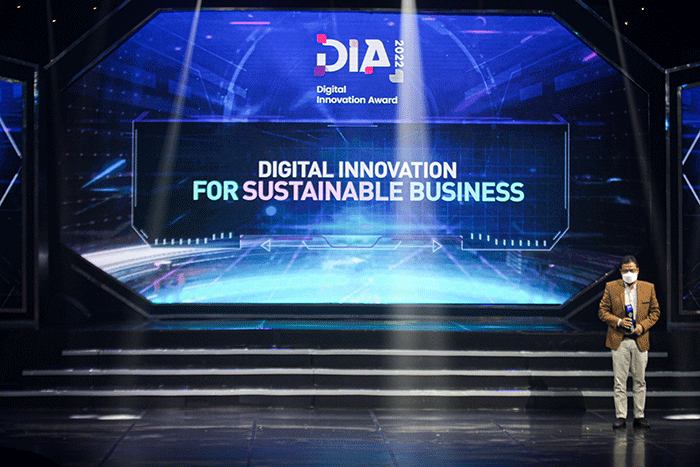 Direktur Teknologi Informasi & Operasi, Tonny Prasetyo saat menerima penghargaan Digital Innovation Award (DIA) 2022.