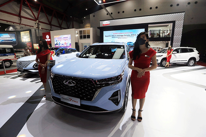 Pengunjung melihat mobil yang dipamerkan pada IIMS Hybrid 2022 di JIExpo Kemayoran, Jakarta Pusat, Kamis (31/3/2022).