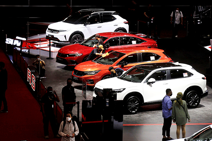 Pengunjung melihat mobil yang dipamerkan pada IIMS Hybrid 2022 di JIExpo Kemayoran, Jakarta Pusat, Kamis (31/3/2022).