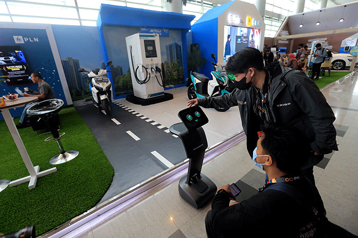 Pengunjung melihat mobil yang dipamerkan pada IIMS Hybrid 2022 di JIExpo Kemayoran, Jakarta Pusat, Kamis (31/3/2022).