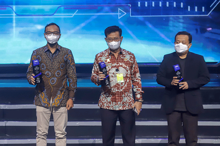 Kepala Bidang IKP DISKOMINFO PAMEKASAN Arif Rachman Syah, S.STP, M.Si saat menerima penghargaan Digital Innovastion Award (DIA) 2022.