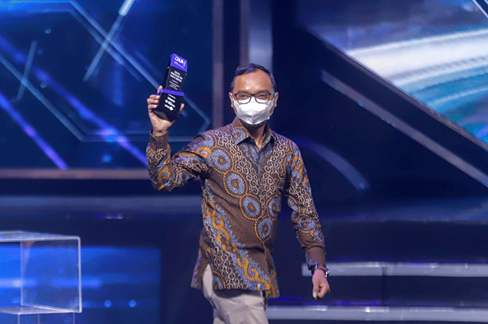 Kepala Bidang IKP DISKOMINFO PAMEKASAN Arif Rachman Syah, S.STP, M.Si saat menerima penghargaan Digital Innovastion Award (DIA) 2022.